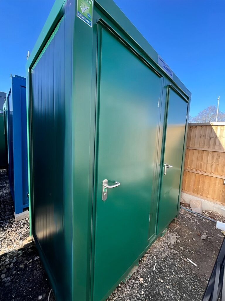 Bloc sanitaire mobile 2,40 x 1,40 m – Double WC raccordement secteur (Vert)