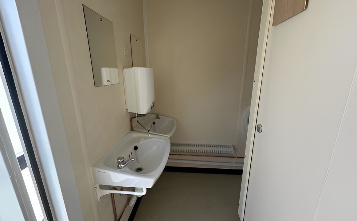 Bloc sanitaire 2+1 sur vérins, 12 pieds x 9 pieds – Image 2