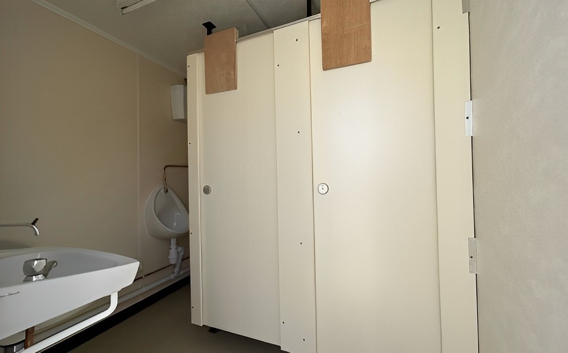 Bloc sanitaire 2+1 sur vérins, 12 pieds x 9 pieds – Image 3