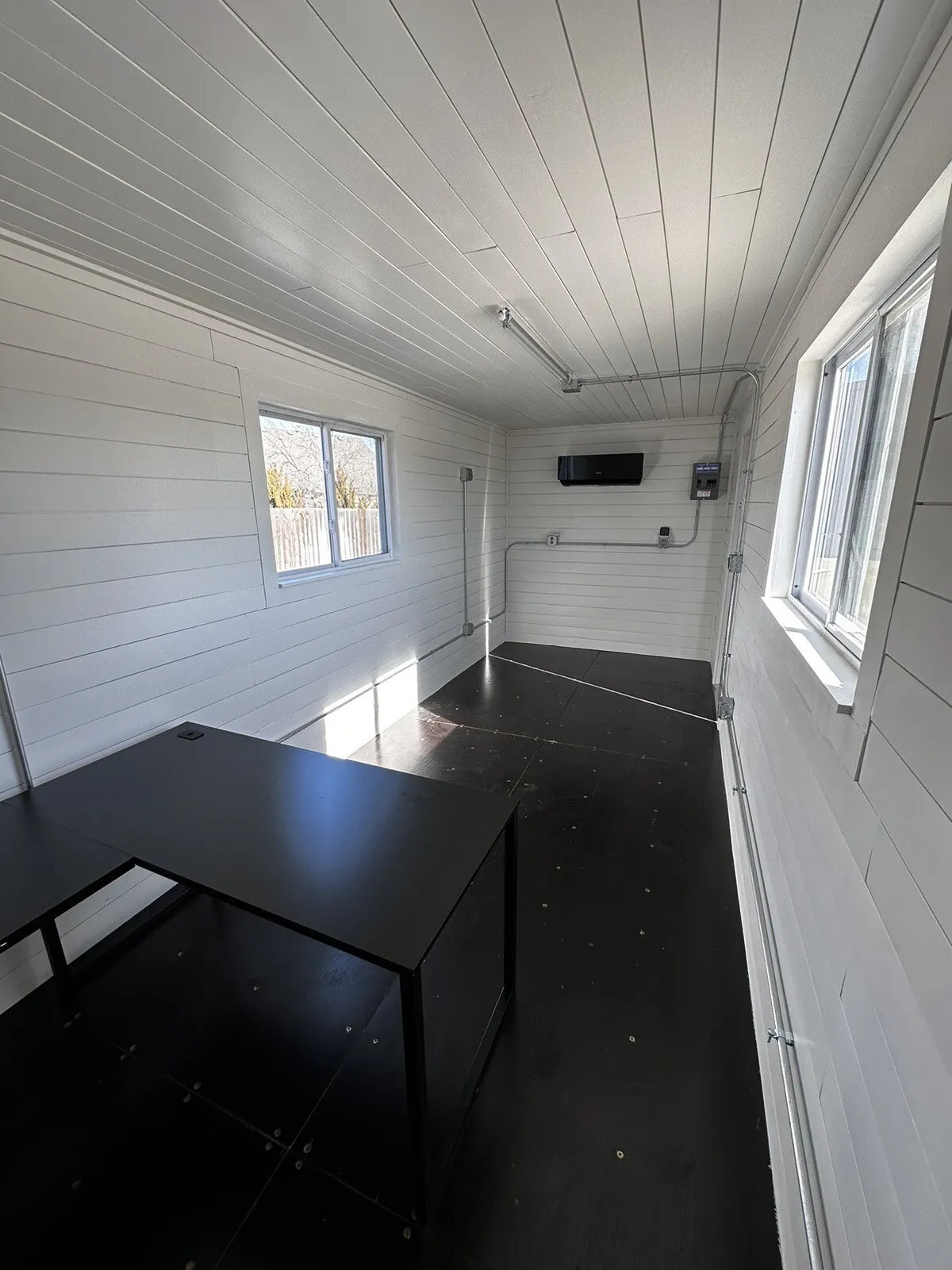 Bureau conteneur 20 pieds gris ardoise avec bardage à clins et climatisation 120V – Image 4