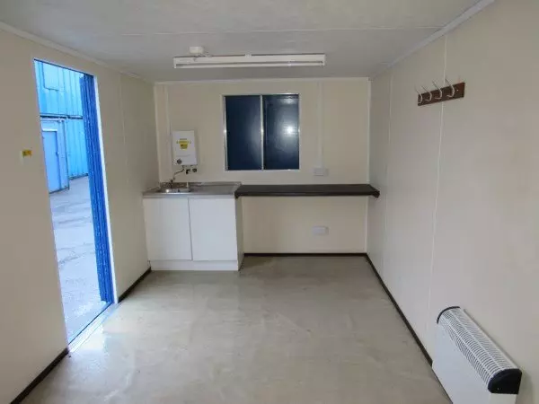 Cantine mobile 20 pieds x 7 pieds 6 sur essieux
