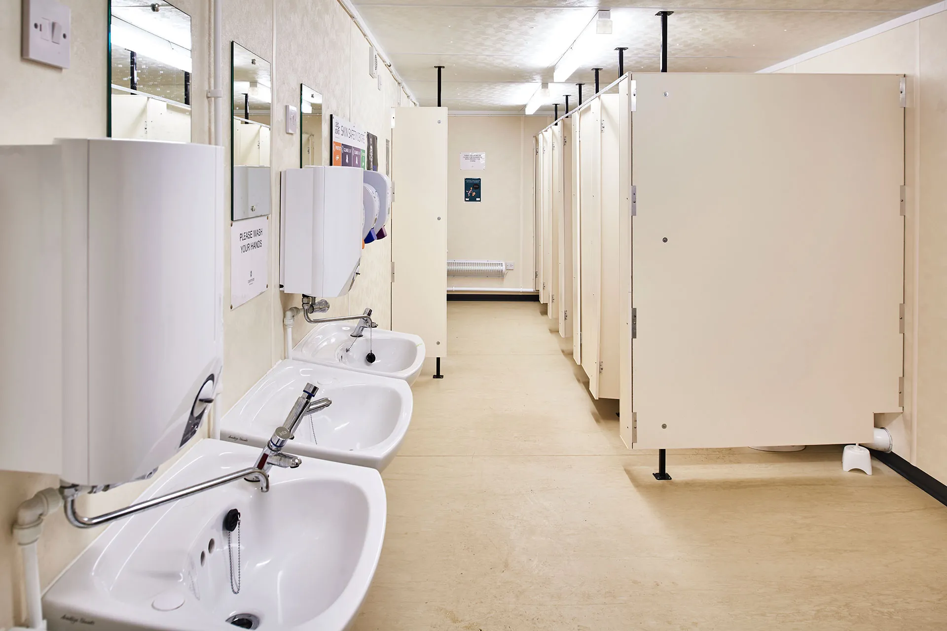 Cabine sanitaire acier 6+1 postes – Image 2