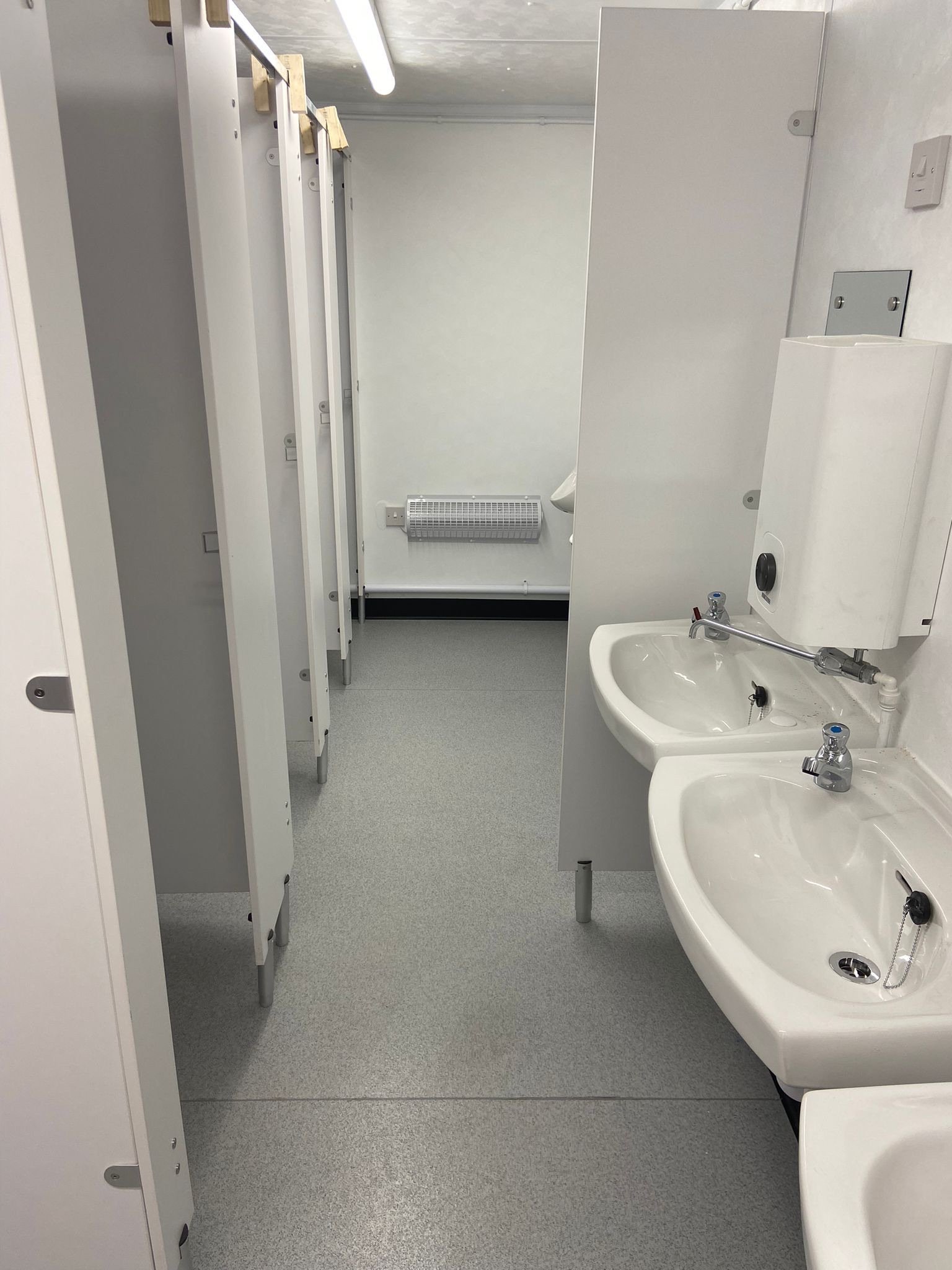 Cabine sanitaire acier 6+1 postes – Image 4