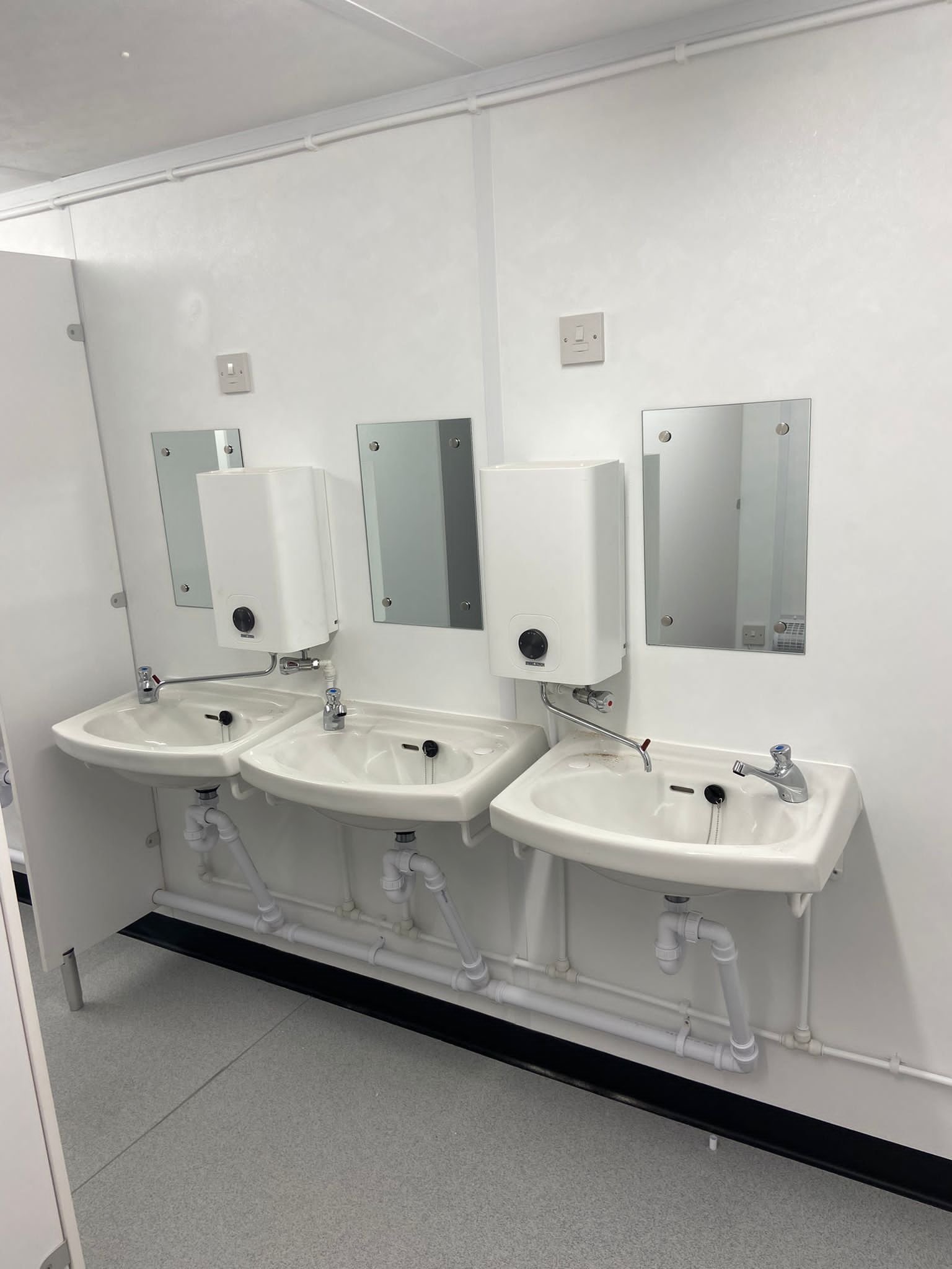 Cabine sanitaire acier 6+1 postes – Image 3