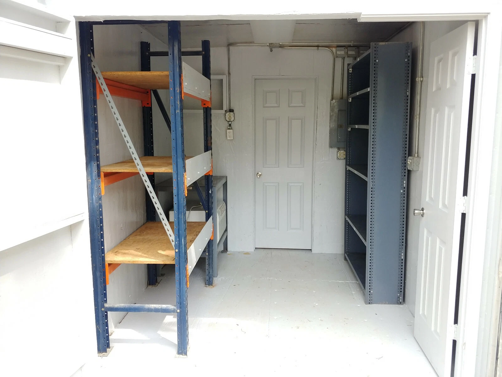 Boutique-atelier conteneur 40 pieds – Bureau climatisé et espace de stockage avec rayonnage – Image 3