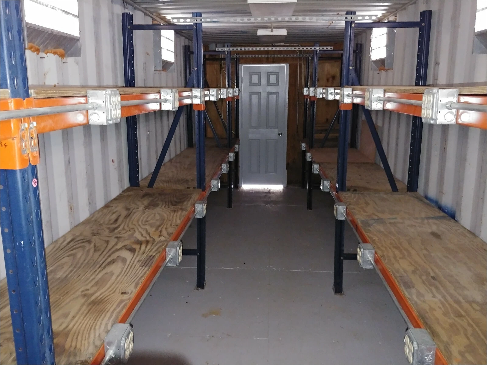 Boutique-atelier conteneur 40 pieds – Bureau climatisé et espace de stockage avec rayonnage – Image 5