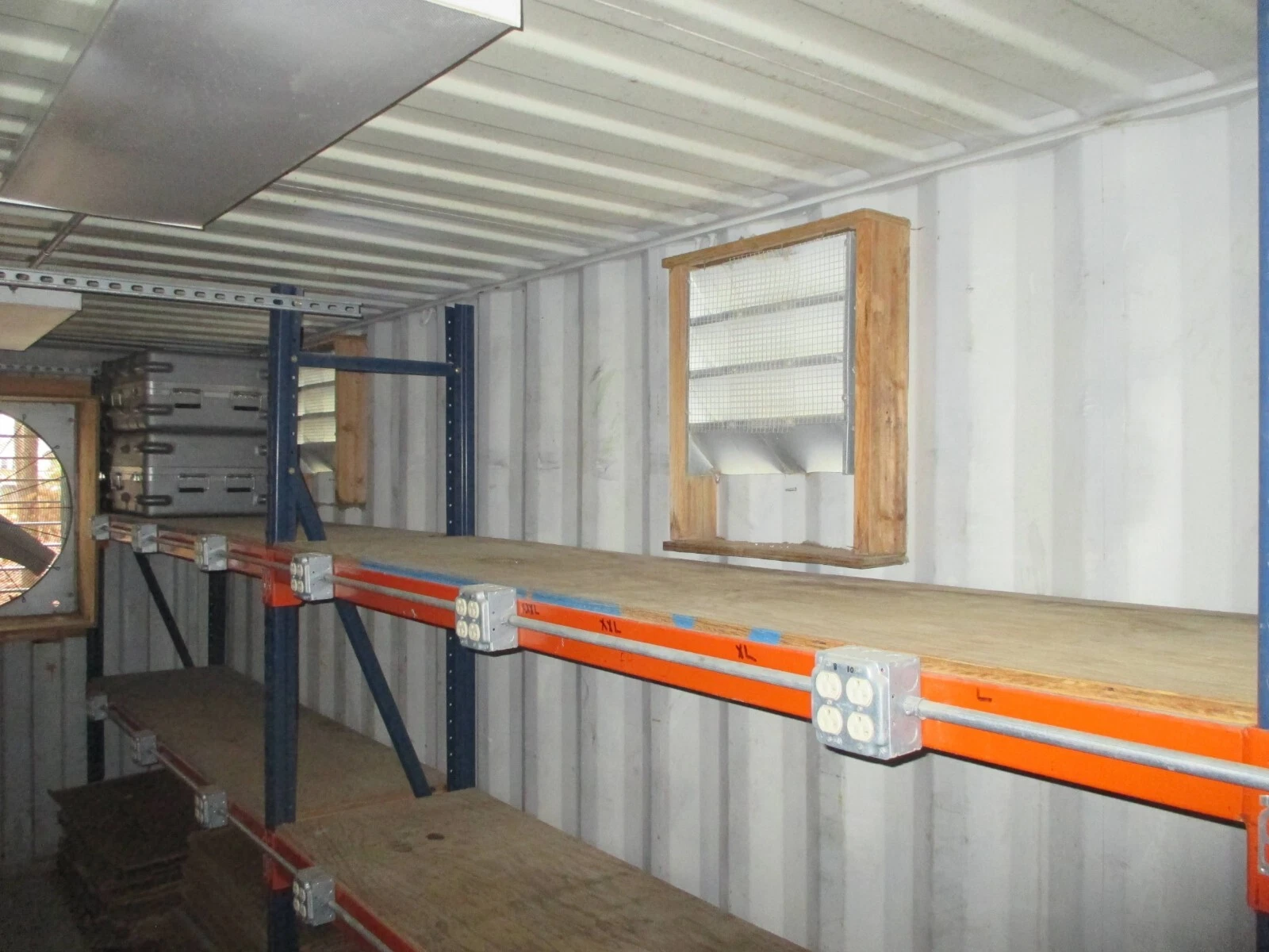Boutique-atelier conteneur 40 pieds – Bureau climatisé et espace de stockage avec rayonnage – Image 4