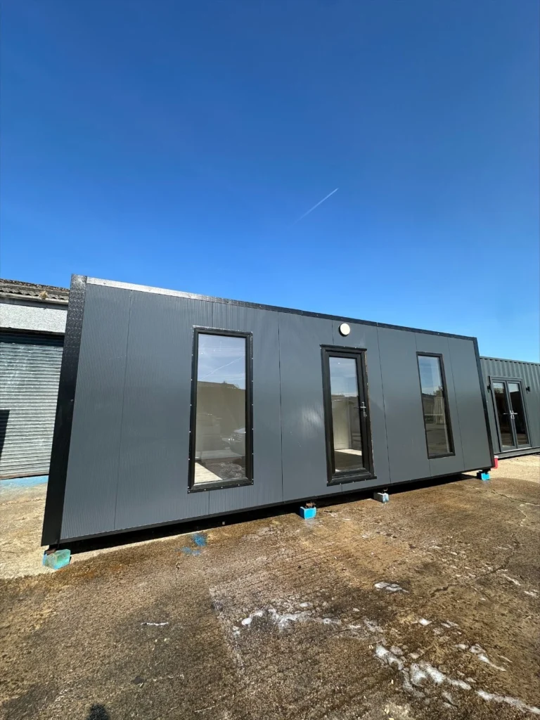 Bureau modulaire 7,5 x 3 m avec kitchenette et WC