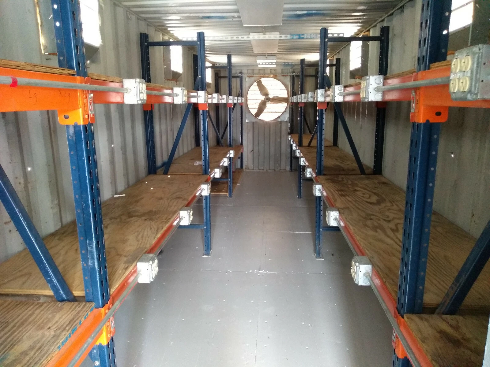 Boutique-atelier conteneur 40 pieds – Bureau climatisé et espace de stockage avec rayonnage – Image 10