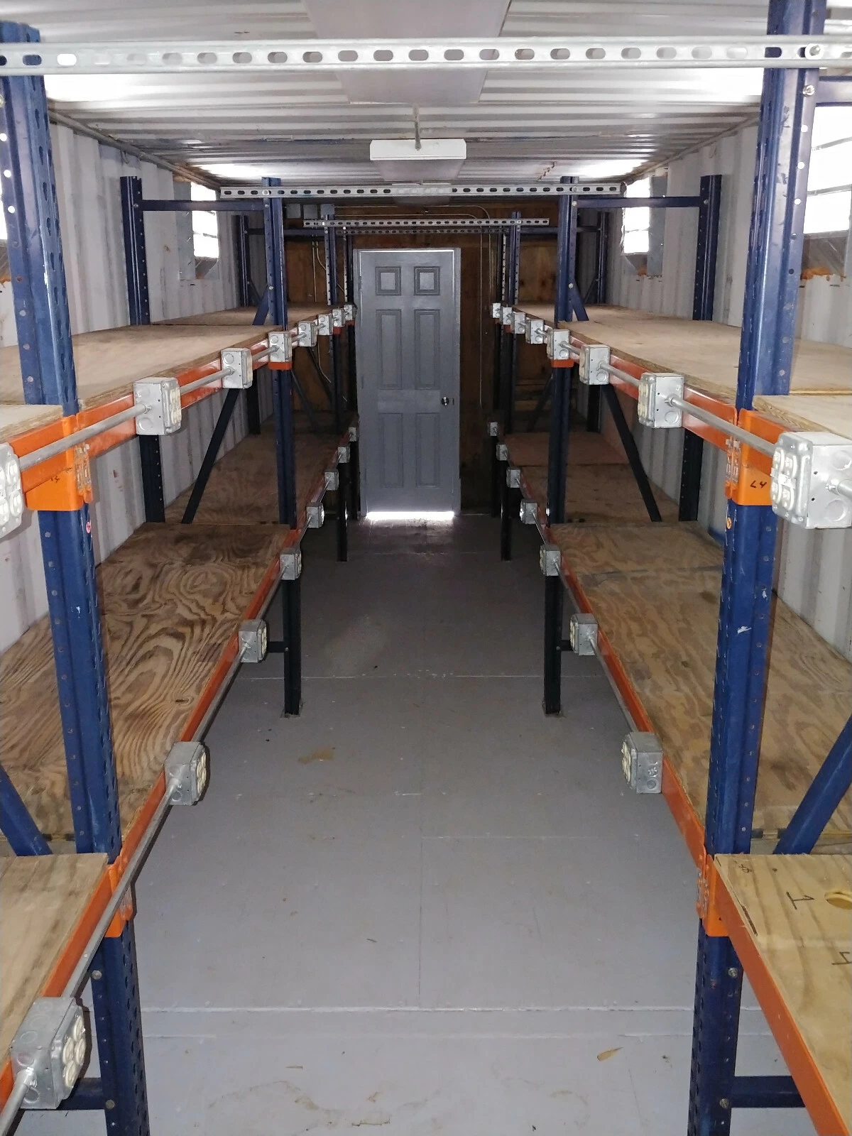 Boutique-atelier conteneur 40 pieds – Bureau climatisé et espace de stockage avec rayonnage – Image 9