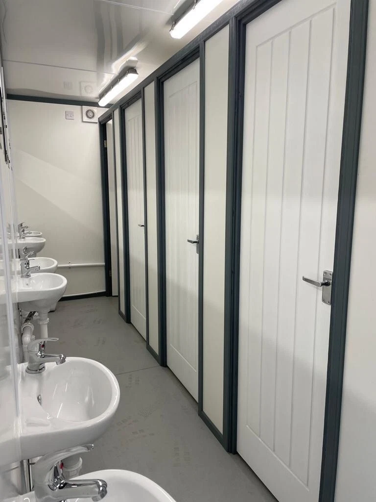 Bloc sanitaire en conteneur 20 pieds x 8 pieds