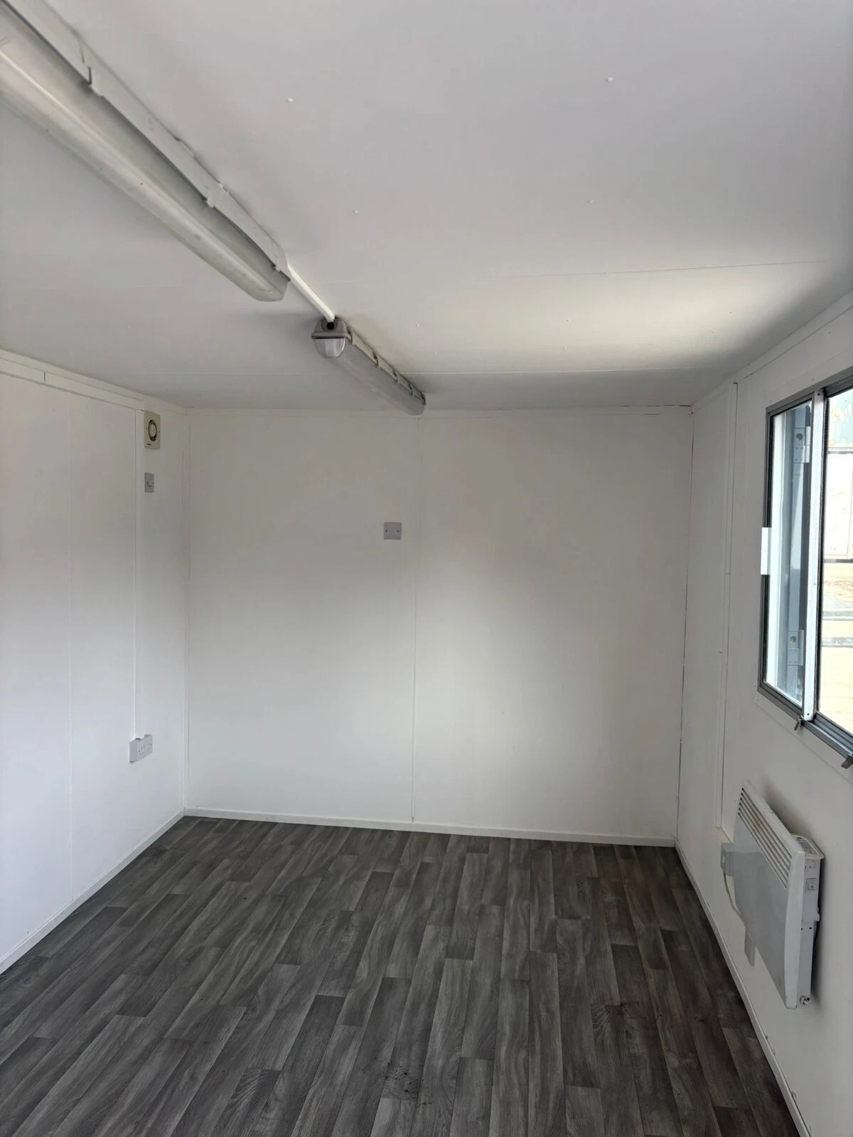Bureau-cantine anti-vandalisme 20 pieds avec cloison – Image 2