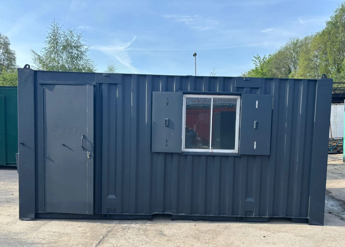 Bureau-cantine anti-vandalisme 20 pieds avec cloison – Image 6