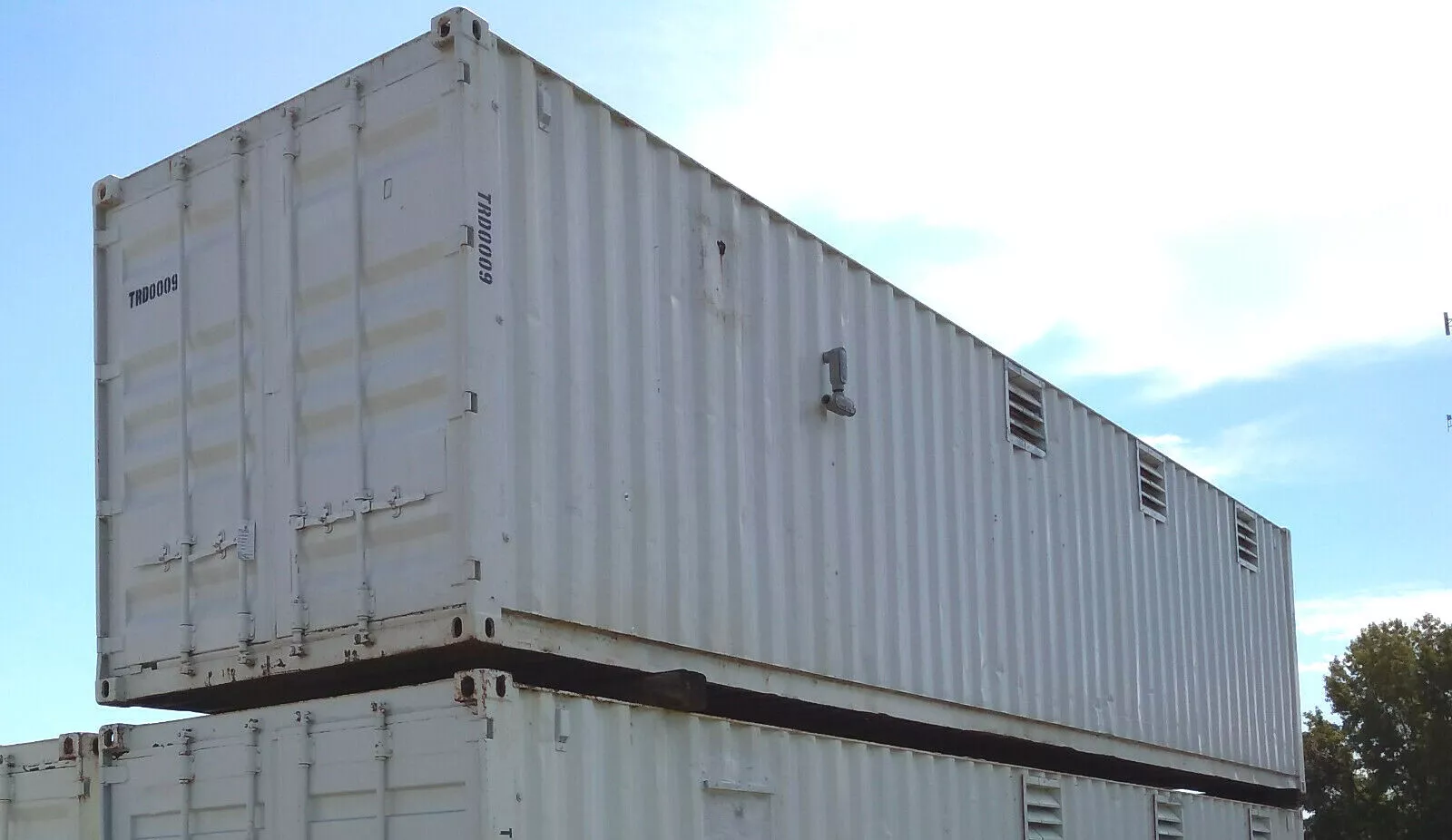 Boutique-atelier conteneur 40 pieds – Bureau climatisé et espace de stockage avec rayonnage