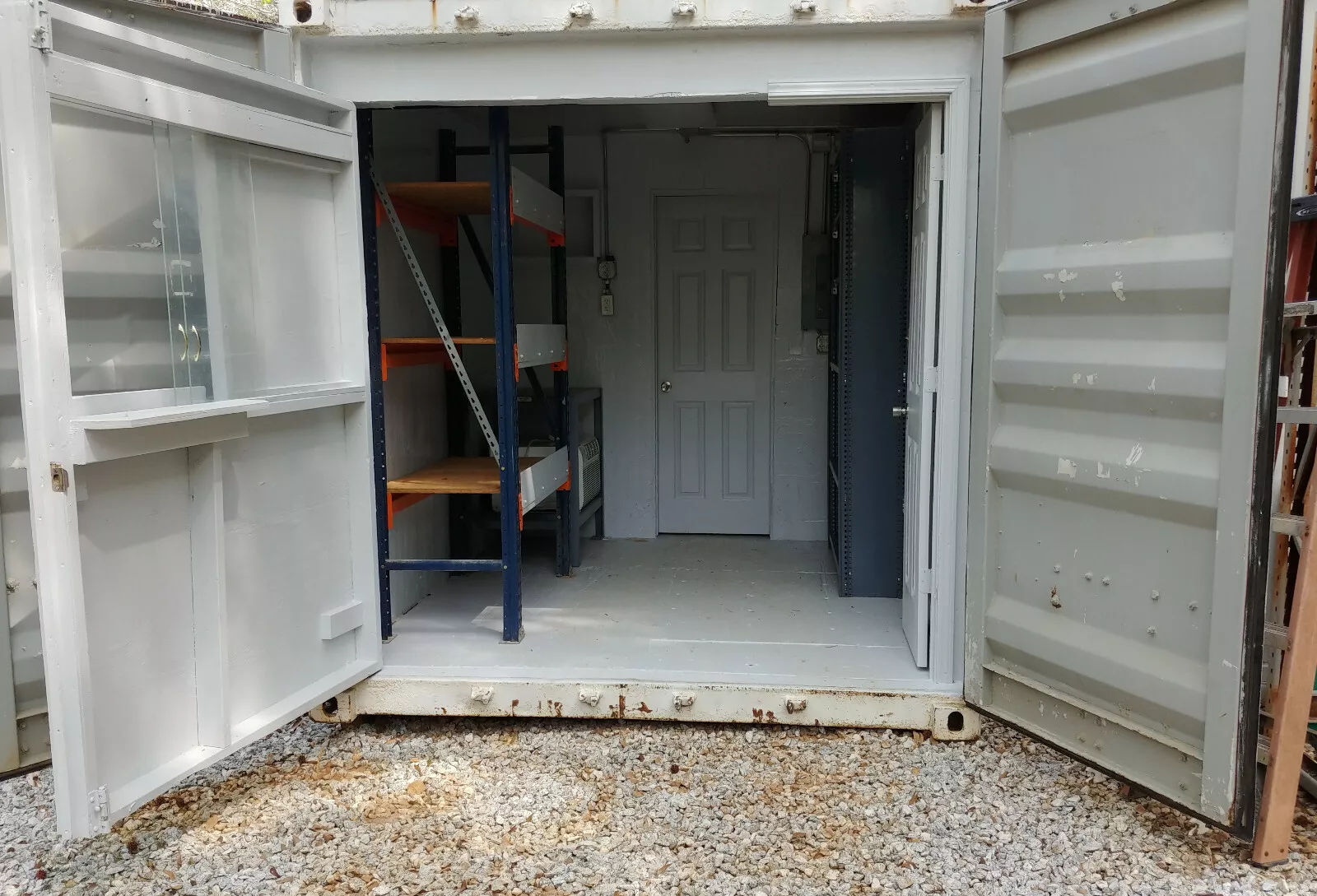 Boutique-atelier conteneur 40 pieds – Bureau climatisé et espace de stockage avec rayonnage – Image 8