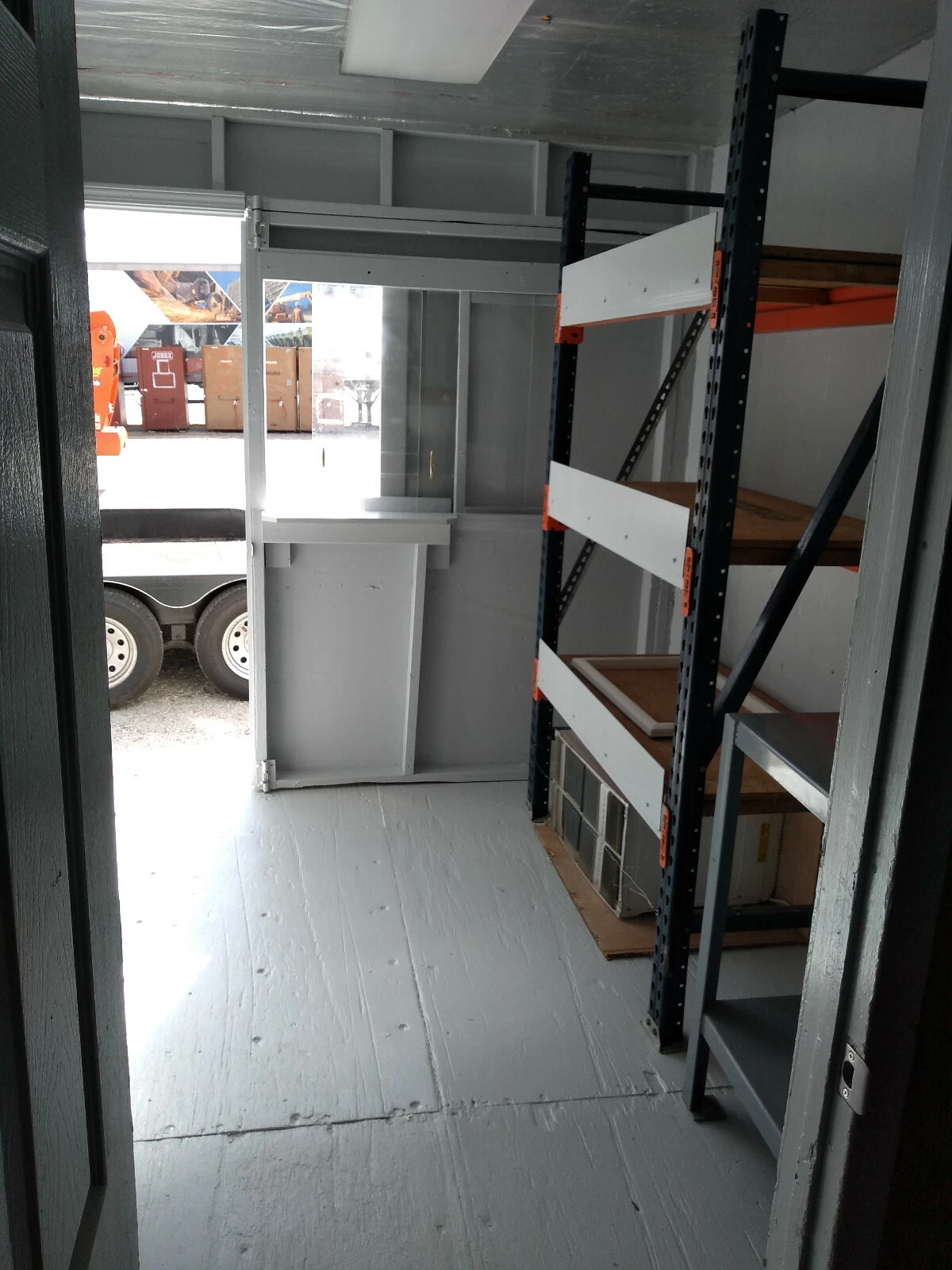 Boutique-atelier conteneur 40 pieds – Bureau climatisé et espace de stockage avec rayonnage – Image 7