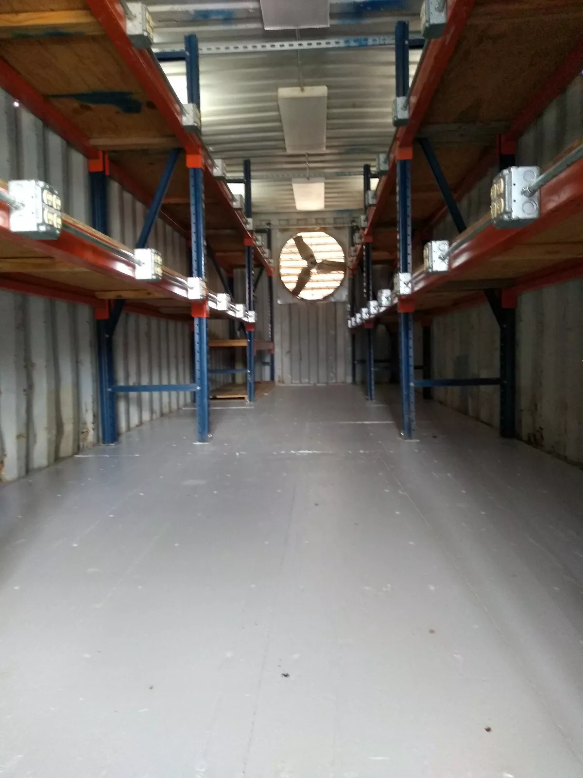 Boutique-atelier conteneur 40 pieds – Bureau climatisé et espace de stockage avec rayonnage – Image 6